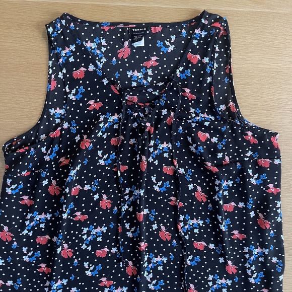 Women's Torrid Floral Lace Up Sleeveless Blouse - Picture 2 of 6